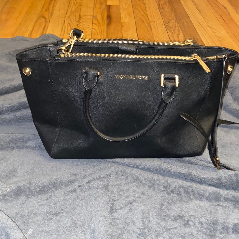 Authentic Black Michael kors bag, barely used. Handle and shoulder strap.